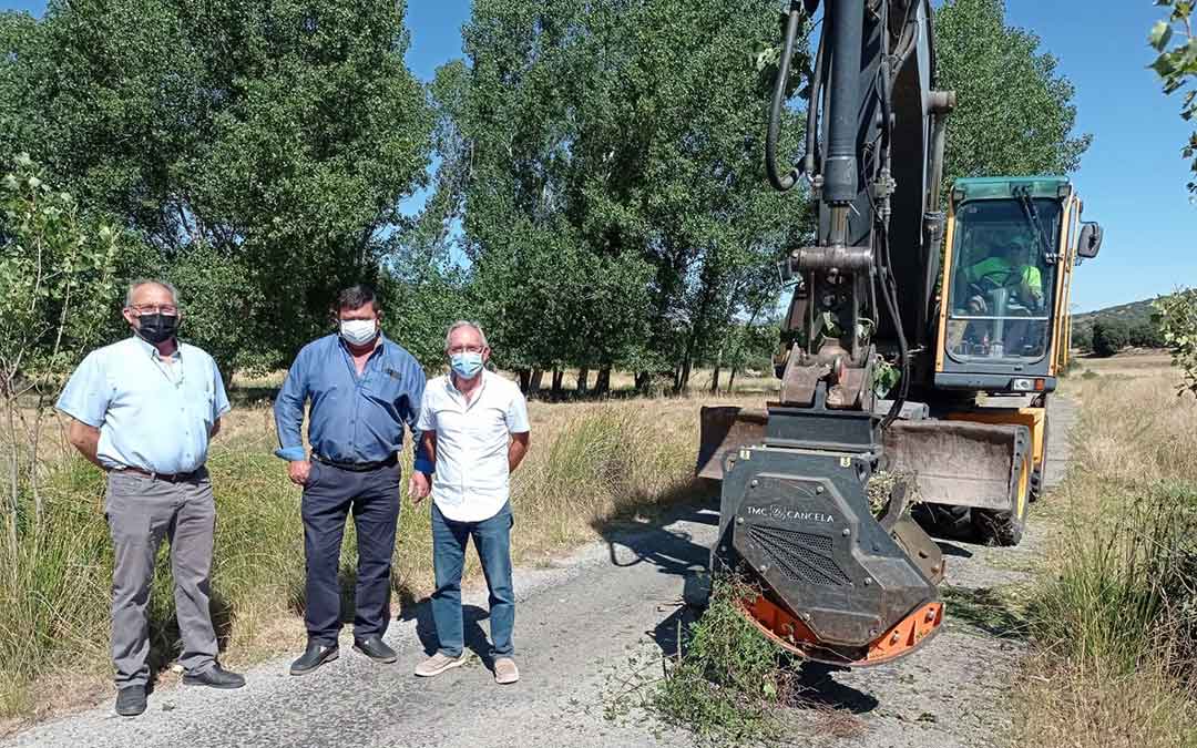 José Sancho, en el centro, junto a los alcaldes de Villar del Saz y Peracense./ DPT