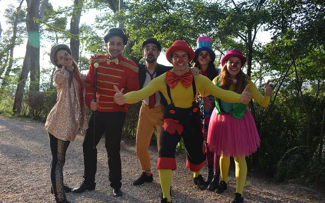 El grupo CantaJuego antes de comenzar el espectáculo en Pui Pinos de Alcañiz./I.M.