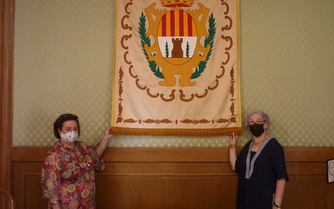 Carmen Centelles y Concha Bernal con uno de los tres reposteros que confeccionaron voluntariamente para el consistorio de Alcañiz / Emma Falcón