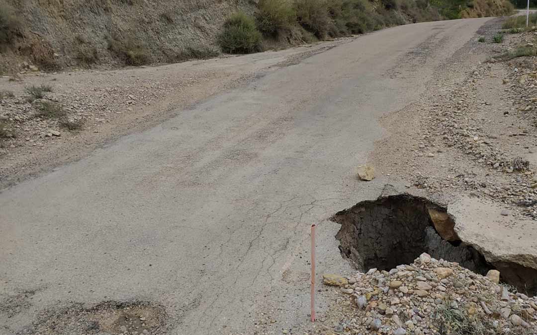 Agujero formado en la carretera a dos km de Ladruñán./D. Espada