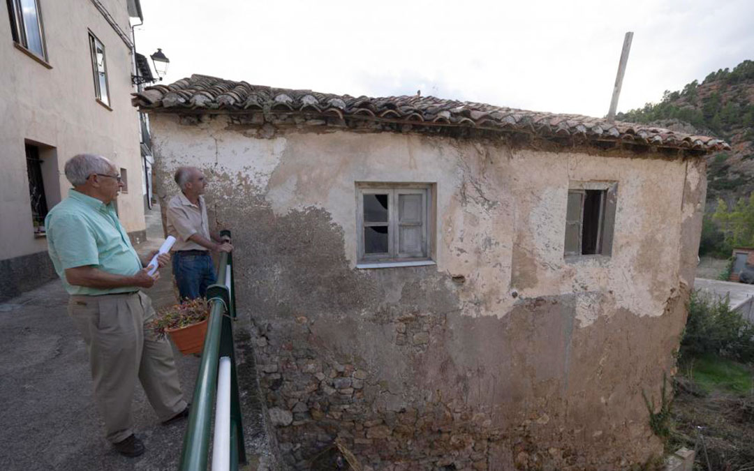 El alcalde de Tramacastiel, Sebastián Alegre, en primer término, junto a la casa que se rehabilitará./ Antonio Garcia/Bykofoto-Heraldo