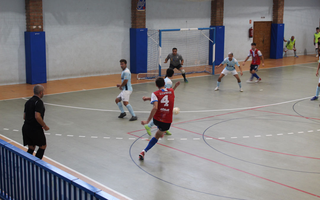 Una de las primeras jugadas del Almonacid ante el Industrias Bial Caspe que no terminó en gol. / B. Severino