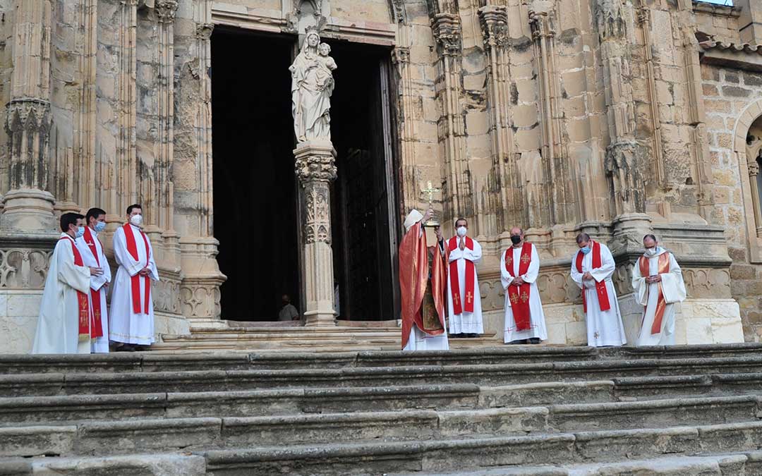 El arzobispo de Zaragoza, Monseñor Carlos Escribano, ha mostrado la Vera Cruz ante la monumental portada de la colegiata de Caspe. Javier de Luna.