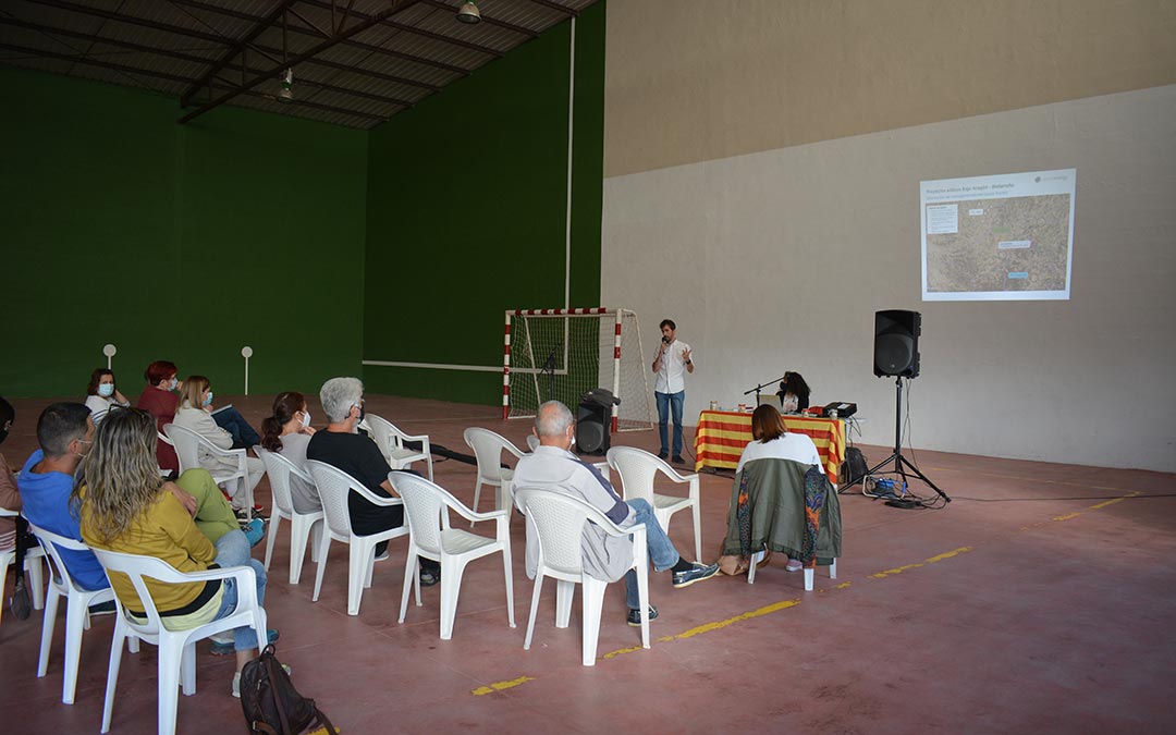 Charla informativa celebrada este jueves en Valjunquera por parte de Capital Energy./I.M.