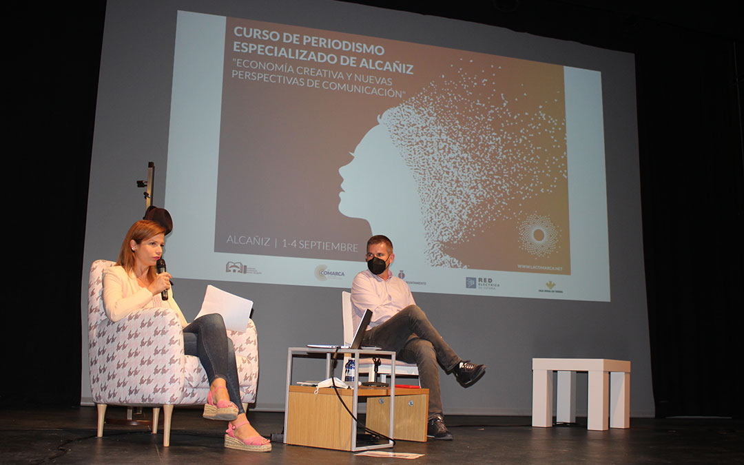 Eva Defior, directora del curso y del Grupo de Comunicación La COMARCA; junto al alcalde de Alcañiz, Ignacio Urquizu, en la clausura del curso / L. Castel