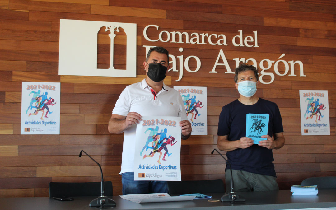 El consejero y de Deportes, Eduardo Orrios, y el técnico del área, Antonio Martín, en la presentación de las actividades deportivas. / B. Severino