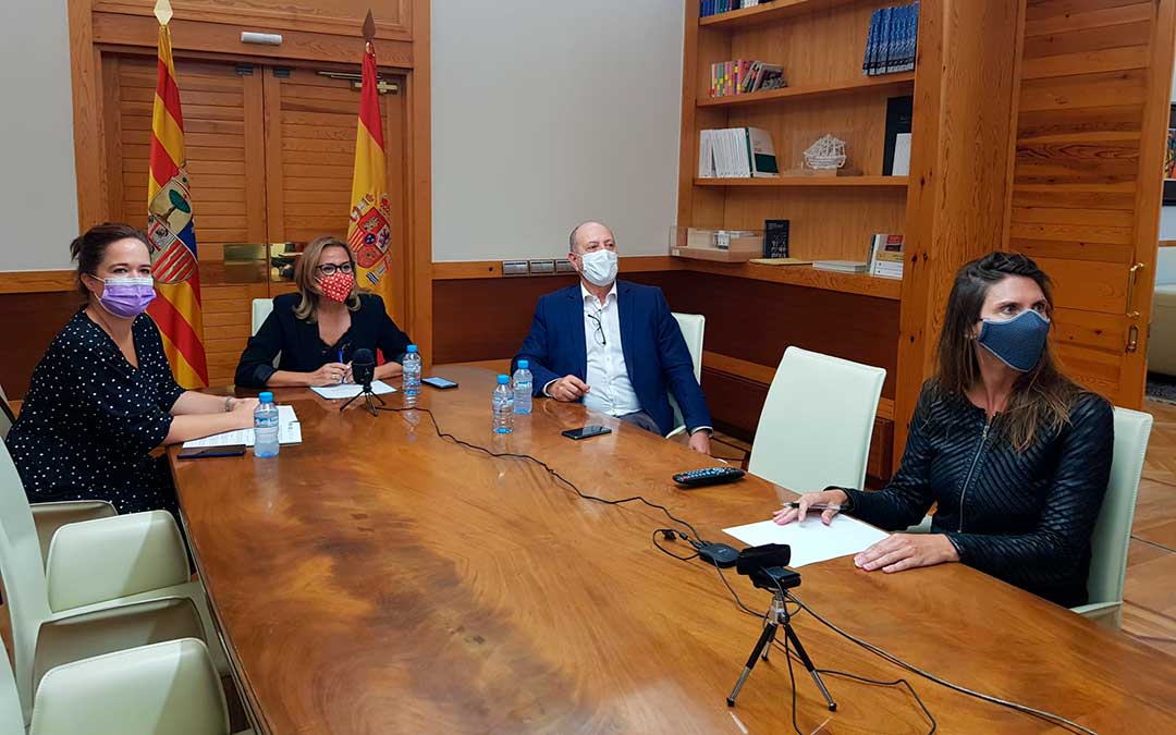 En la reunión han estado presentes la consejera de Presidencia y Relaciones Institucionales, Mayte Pérez, junto al director general de Administración Local, José Ramón Ibáñez, y la directora del Instituto Aragonés de la Mujer, María Goikoetxea / DGA