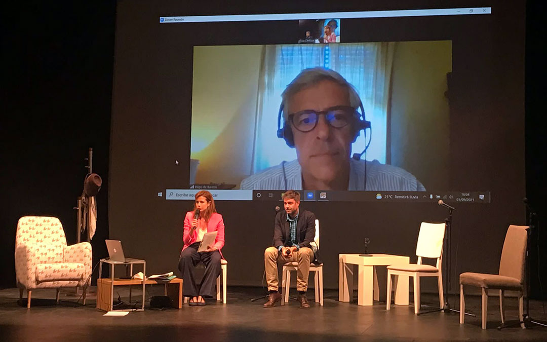 Eva Defior junto a Marcos Iriarte en el Teatro Municipal. En la pantalla, Íñigo de Barrón. Los periodistas ofrecieron la conferencia ‘Contenidos que mueven el mundo. Entre presiones y exclusivas’. /L.A.