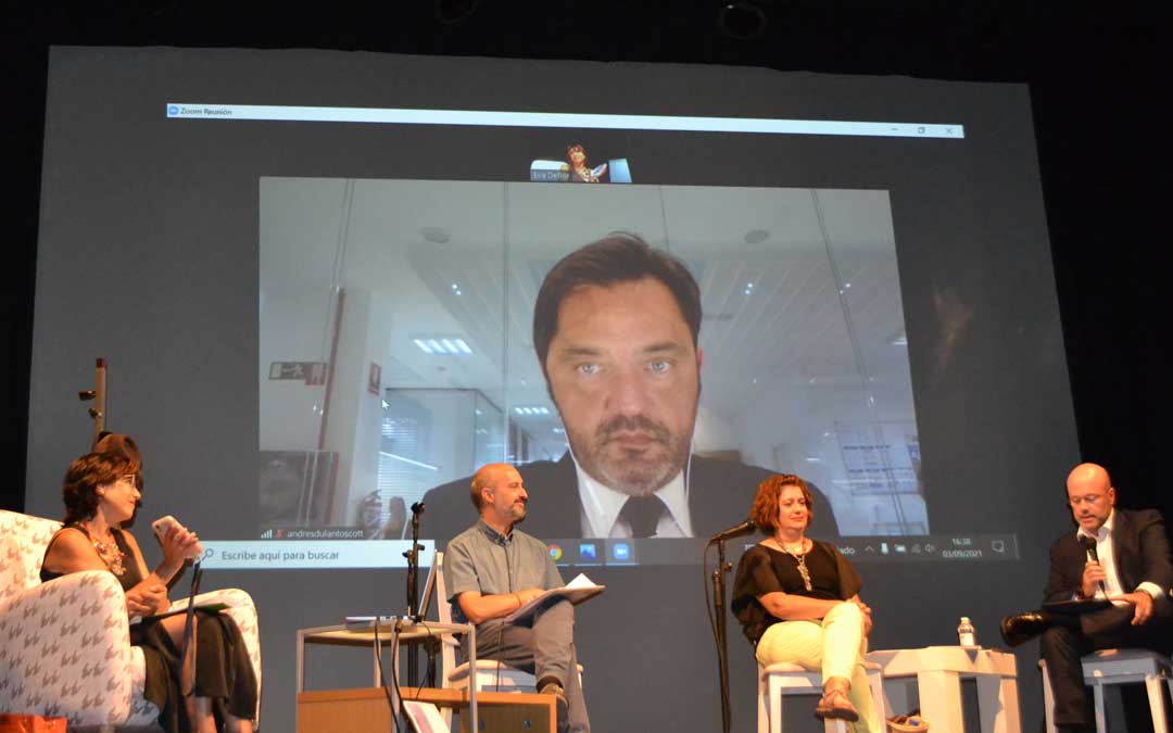 Los participantes en la mesa redonda sobre las agencias de comunicación en el teatro municipal de Alcañiz. Foto. J.V.