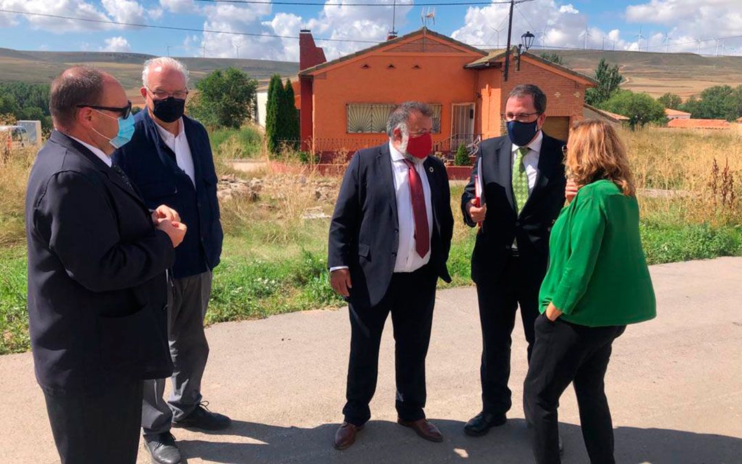 El secretario general de Industria y Pyme, Raül Blanco ha visitado el municipio de Mezquita de Jarque./ Ministerio de Industria