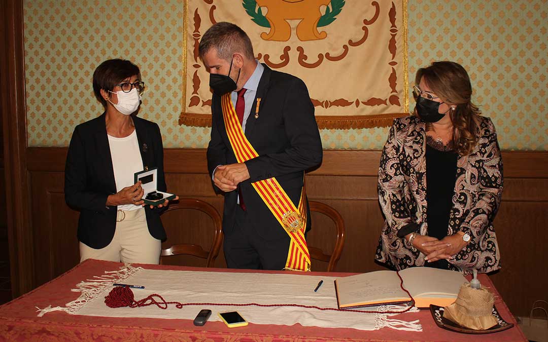 La directora de la Guardia Civil, María Gámez; le ha entregado un detalle al alcalde, Ignacio Urquizu; en presencia de la delegada del Gobierno en Aragón, Rosa Mª Serrano este viernes en el Ayuntamiento / L. Castel