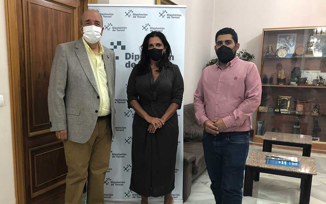 Manuel Rando con el diputado de Turismo Diego Piñeiro y la responsable de la oficina, María Zamora / DPT
