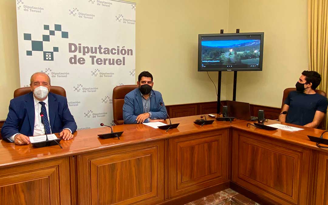 Presentación de la campaña con el presidente de la DPT, Manuel Rando; el diputado delegado de Cultura, Diego Piñeiro; y Raúl Antón, de Coolte.net, la empresa encargada de la nueva página web./ DPT