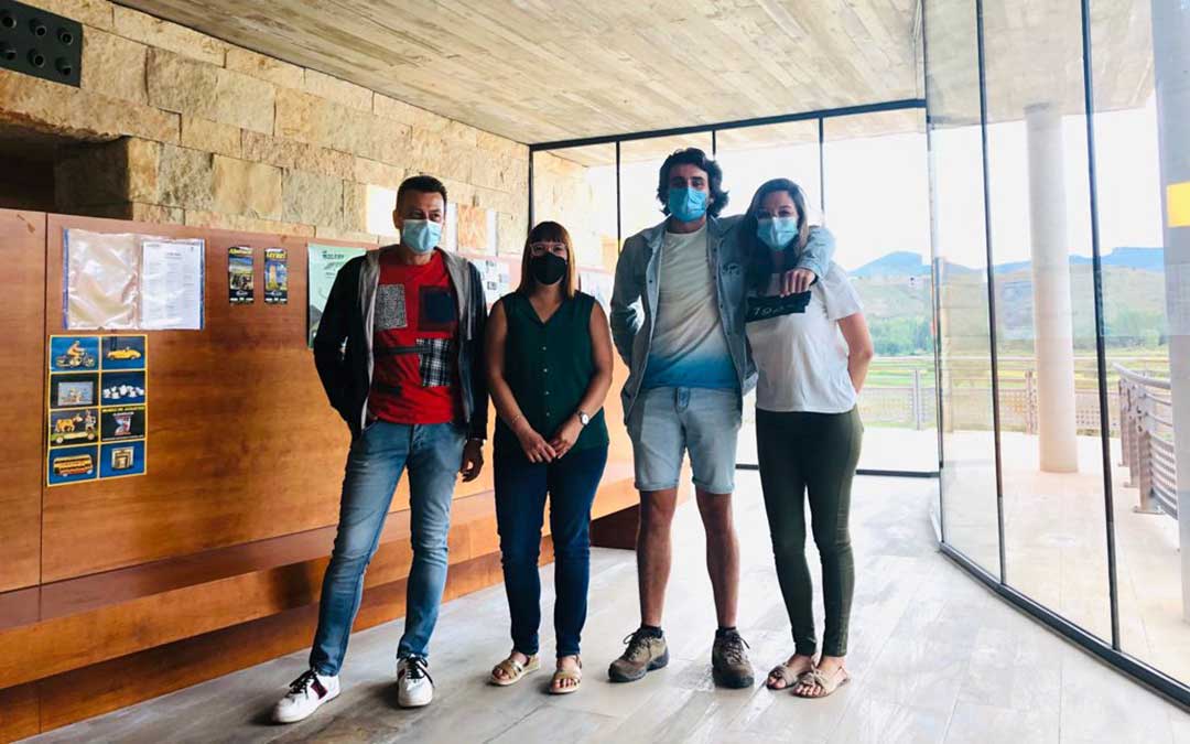 Santiago Rodríguez, alcalde de Gea de Albarracín; la diputada Susana Traver; Íñigo Marqués; y la técnico de la oficina de turismo, Tamara Villa./ DPT
