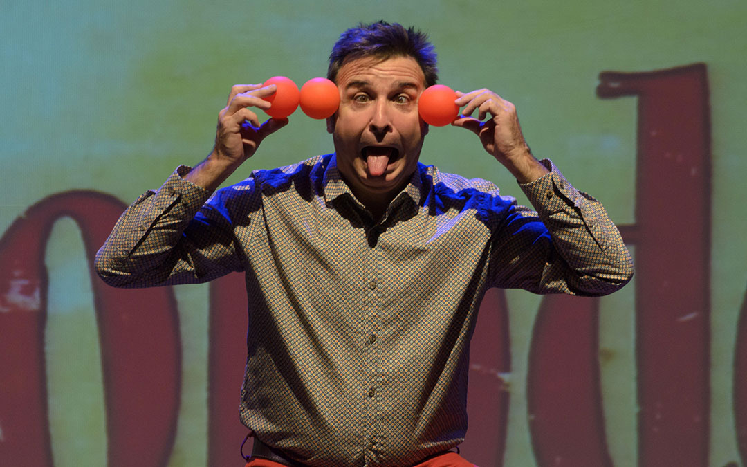 La compañía de teatro PAI participa en la campaña con su espectáculo 'Cuentos colorados'./ DPZ
