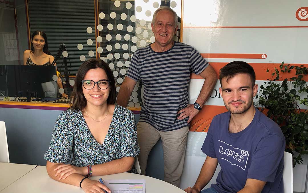 Iulia Marinescu, Alicia Martín, Javier Vílchez y Eduard Peralta en el estudio de Radio La Comarca ultimando los detalles de la programación de Radio Circuito, que emite tanto sábado como domingo desde Motorland Aragón. / A.E.
