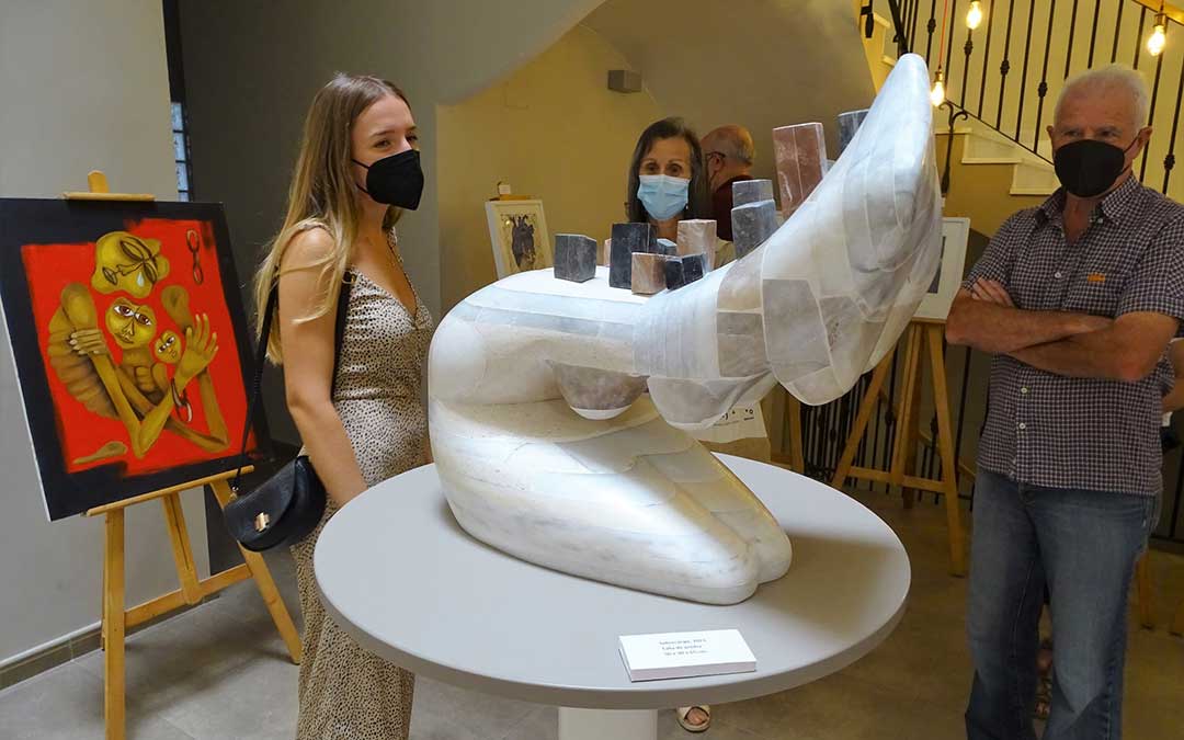 Estela Ferrer ha inaugurado este martes en el Ayuntamiento de Alcorisa la exposición ‘EmPoderArte’ / Ayto. Alcorisa