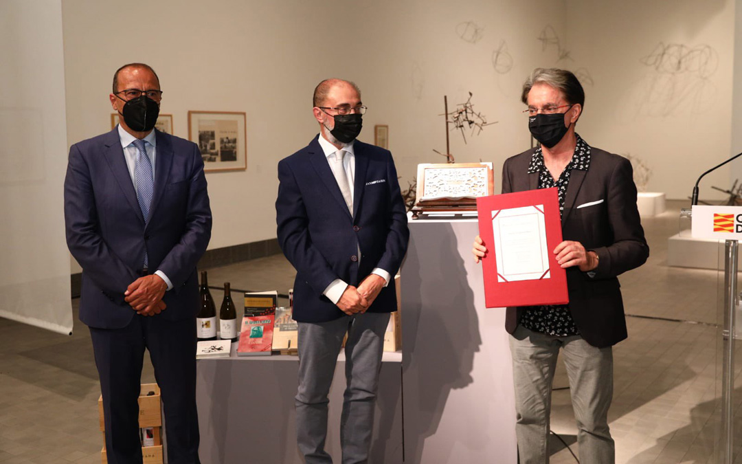El consejero de Educación, Felipe Faci, y el presidente de Aragón, Javier Lambán, con Julián Casanova y el Premio de las Letras Aragonesas 2020. / DGA
