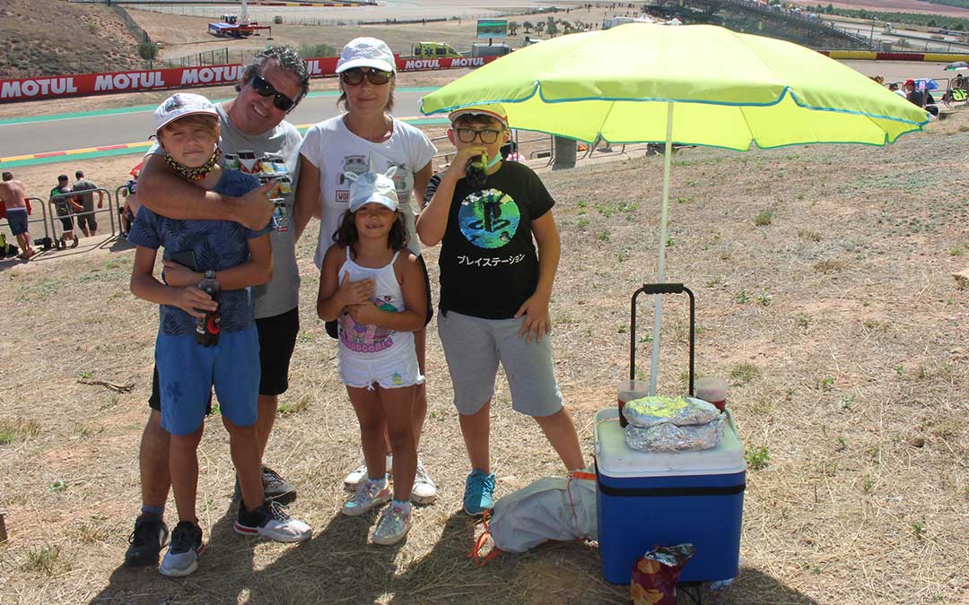 Una familia de Zaragoza seguidora del Mundial / L. Castel