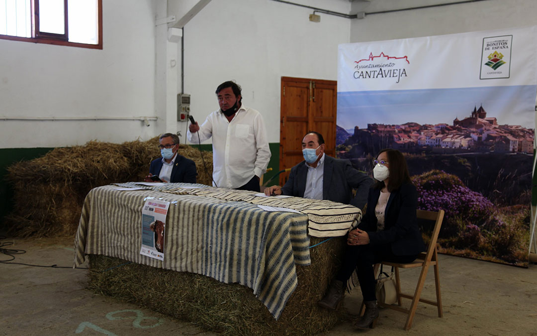 Instante de la subasta nacional de ganado vacuno este fin de semana, que llega a su 27ª edición dentro de la Feria de Cantavieja./ Ayto. Cantavieja