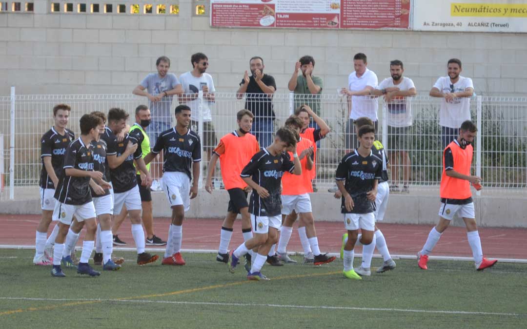 Los jugadores del Alcañiz festejan el primer gol conseguido por Bosque. Foto. J.V.