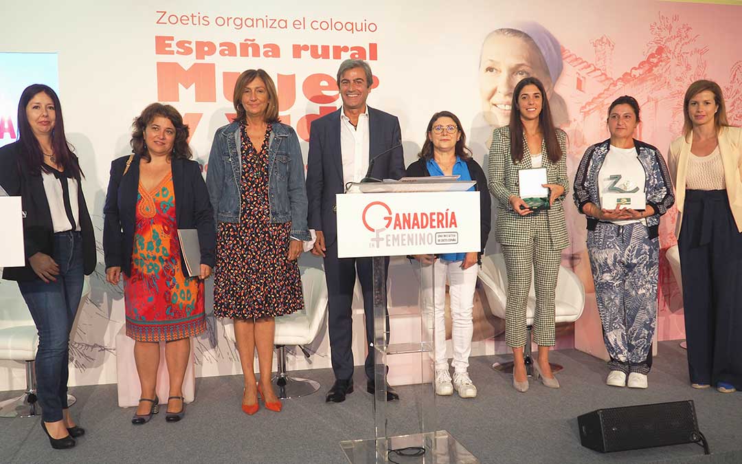 Ponentes y premiadas de la jornada 'España rural, mujer y vida'./ Aga Comunicación