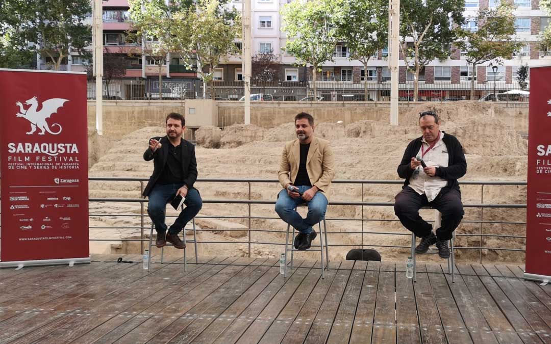 José Ángel Delgado, director del Saraqusta Film Festival, junto a José Ángel Guimerá y Roberto Sánchez, director y co-guionista de 'Pierres Vedel', en la rueda de prensa en el Teatro Romano de Zaragoza. / 'Pierres Vedel, la magia del agua'