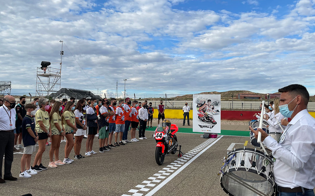 Homenaje al joven piloto Hugo Millán en el que han participado familiares, pilotos y un grupo de tambores de Alcañiz / M. Celiméndiz