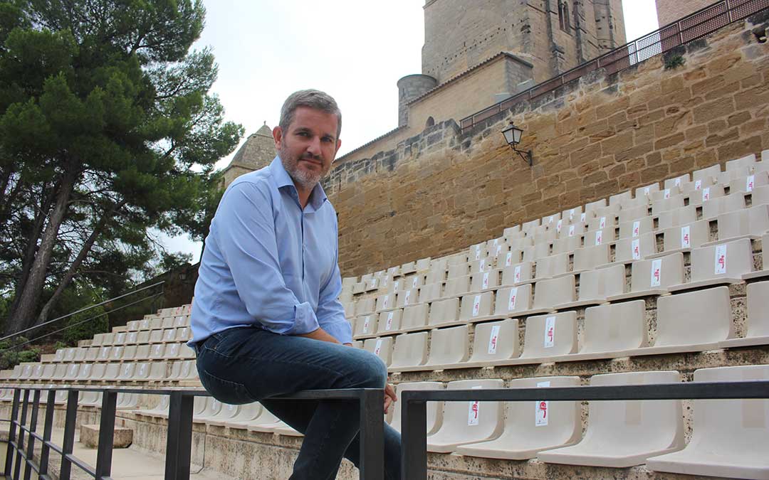 El alcalde de Alcañiz, hace unos días, en el anfiteatro, epicentro de las actividades de la ciudad este verano y en las «no fiestas» / Laura Castel