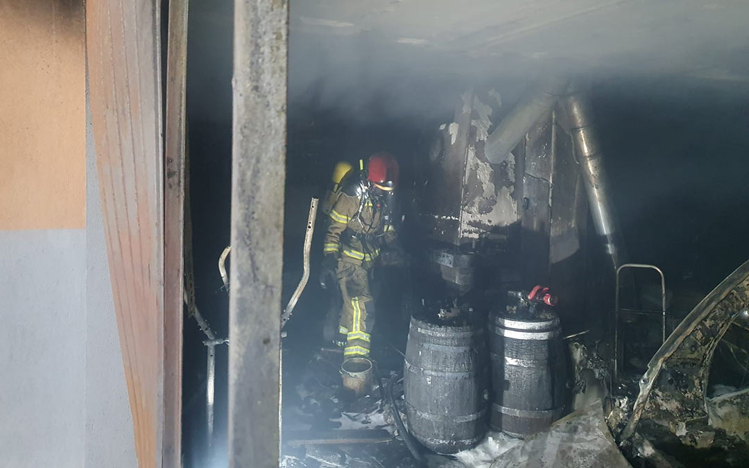 Labores de extinción del incendio./DPT