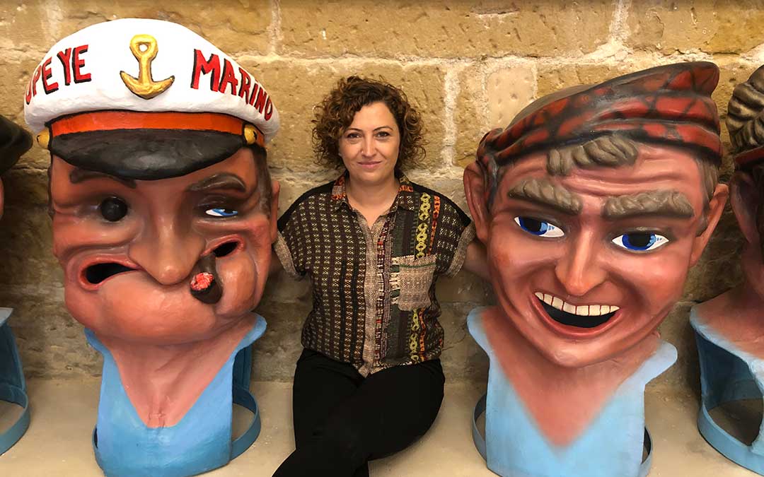 La concejal de Festejos, Irene Quintana, con dos de los cabezudos de la comparsa / L. Castel
