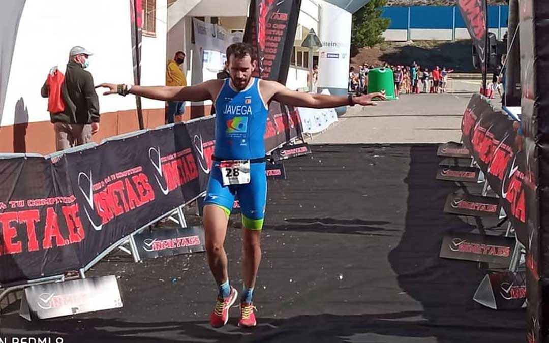 Jávega entrando en la línea de llegada en Alfajarín. Foto. C.J.