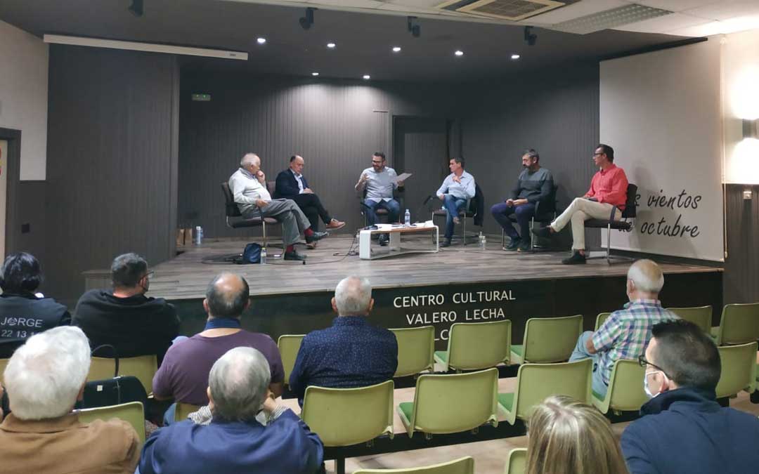La mesa redonda que se celebró en la tarde del pasado viernes. Foto. S.G.