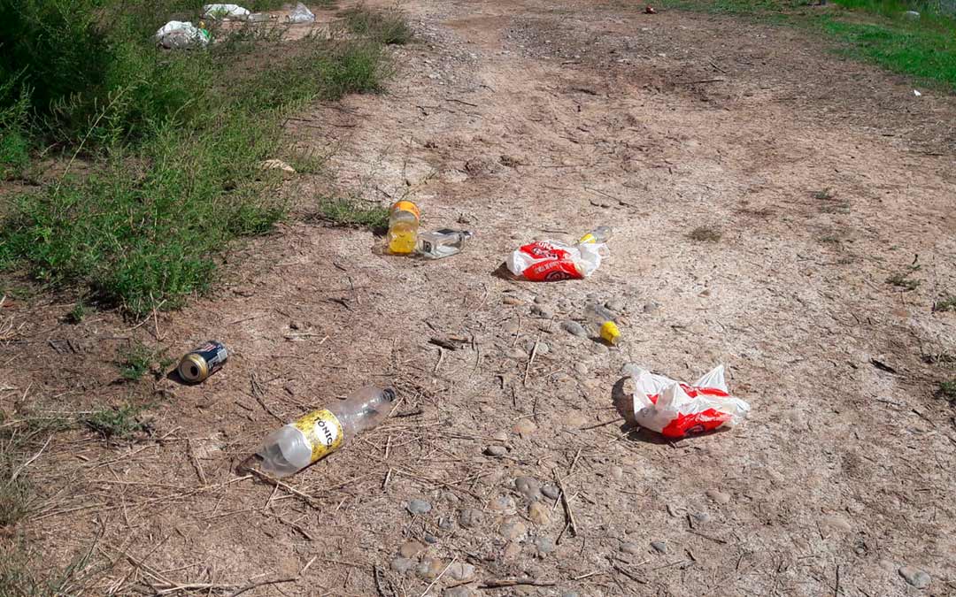 Restos del macrobotellón en La Badina./ L.C.