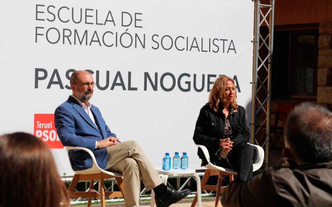 Lambán y Mayte Pérez, este domingo en Orihuela del Tremedal./ PSOE-Aragón