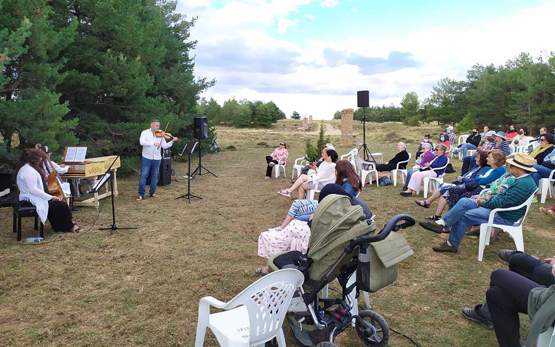 Asistentes al concierto desarrollado el sábado en el Camino de los Pilones, entre Villarroya y Allepuz. Al fondo pueden verse estas curiosas estructuras./ Comarca Maestrazgo