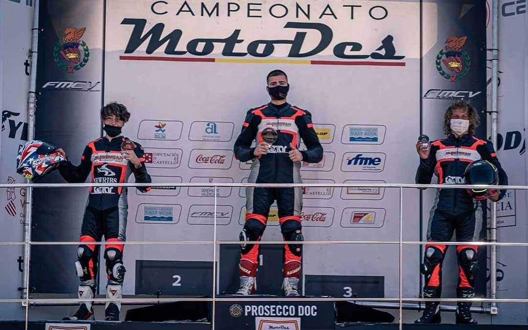 El alcañizano en lo más alto del podio en el circuito de Cheste. Foto. J.L.