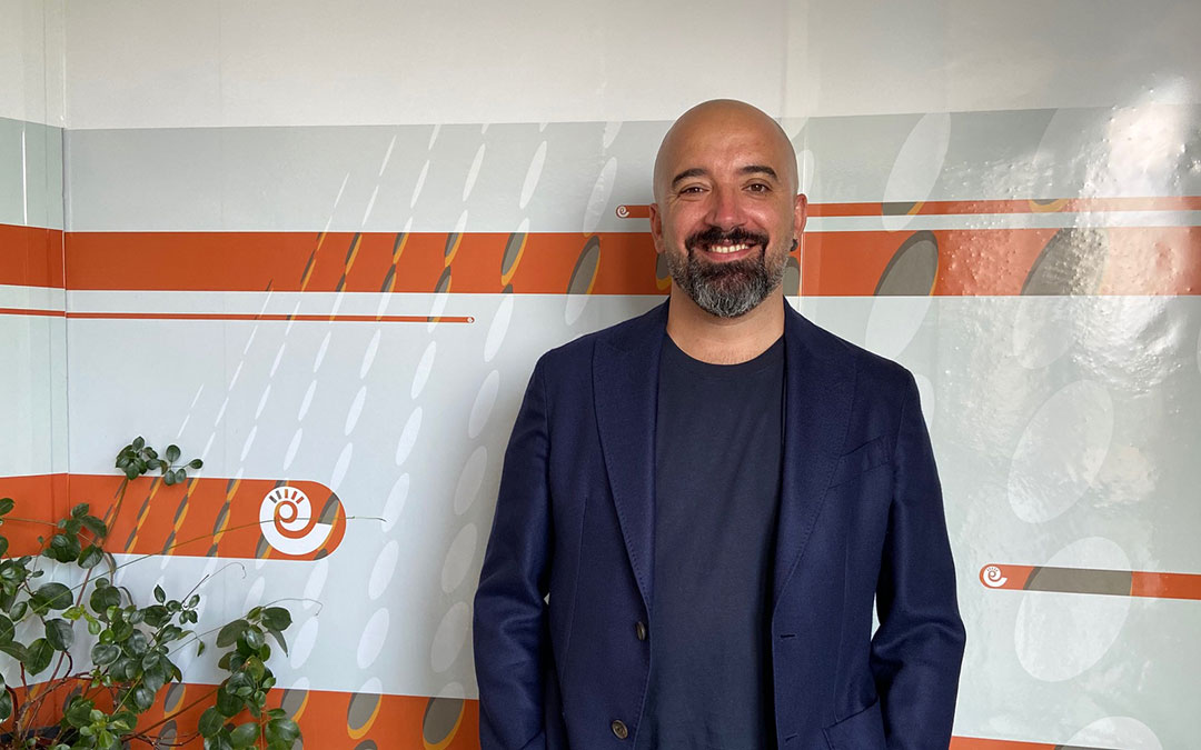 Miguel Elizondo en el estudio de Radio La Comarca./ Alicia Martín