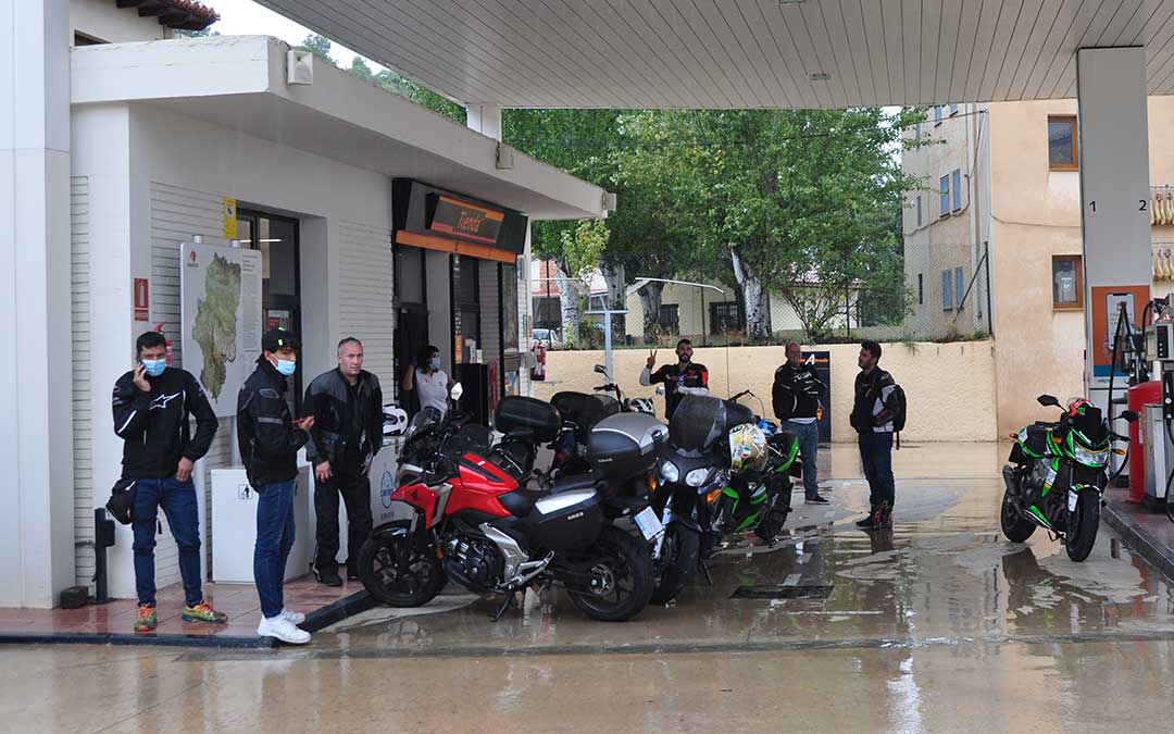 Grupo de motoristas procedentes de Jerez y de Mataró, repostando y resguardándose de la tormenta en la Estación de Servicio de Monroyo. J.L.