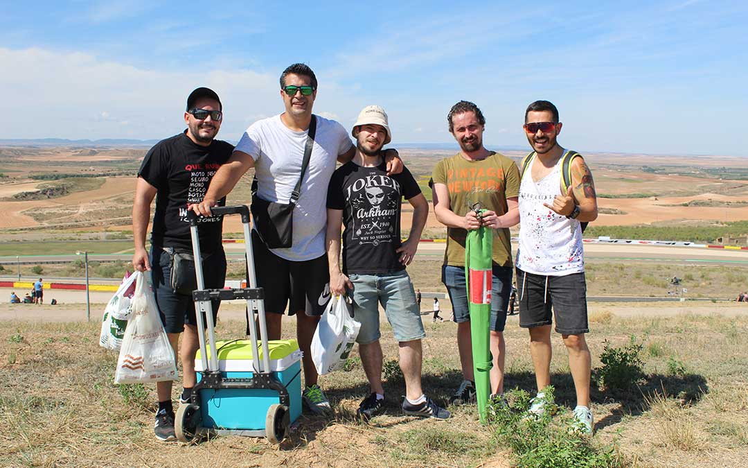 Hasta la cima de la pelouse 4 y con buen humor, subió la nevera el de Bilbao de un grupo de gente de más sitios. / B. Severino