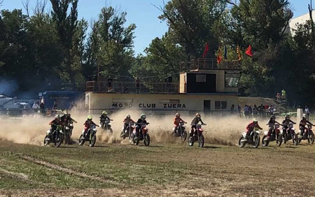 Salida de una de las mangas del motocross disputado en Zuera. Foto. FARAM