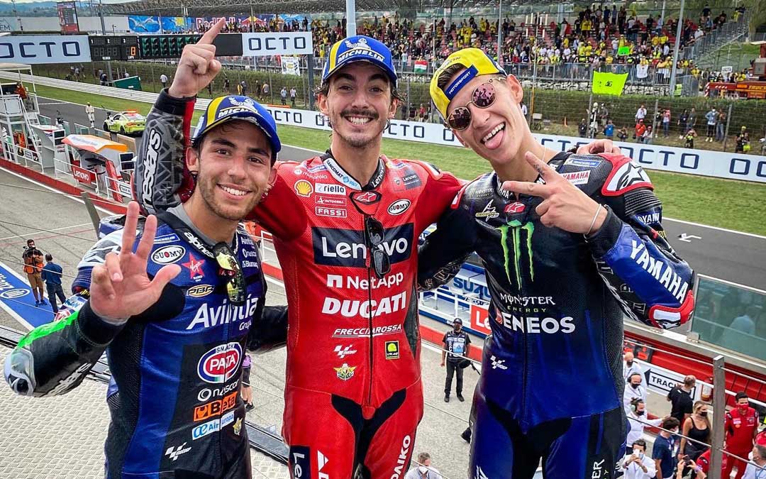 El podio de MotoGP en San Marino con Bastianini tercero, Bagnaia como triunfador y Quartararo como segundo en cruzar la meta. / MotoGP.com