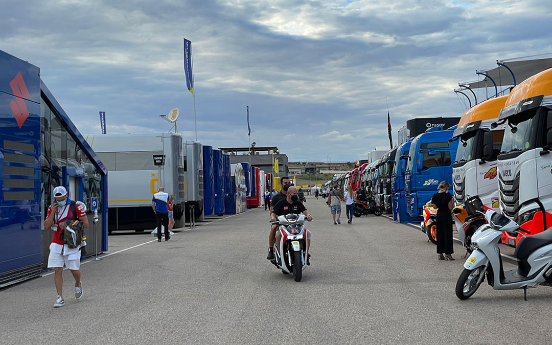 El paddock de Motorland este jueves por la tarde, a la espera de que comience la acción./ María Celiméndiz