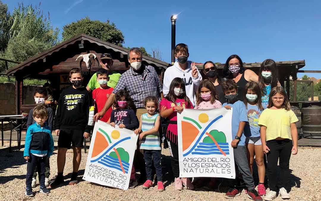 Grupo de niños participantes en la jornada de anillamiento de aves celebrada en Alcañiz. Foto. J.E.