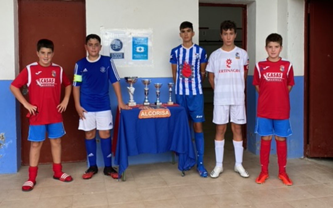 Capitanes de los equipos participantes en el Torneo Infantiles de Alcorisa./ Carlos Tirado