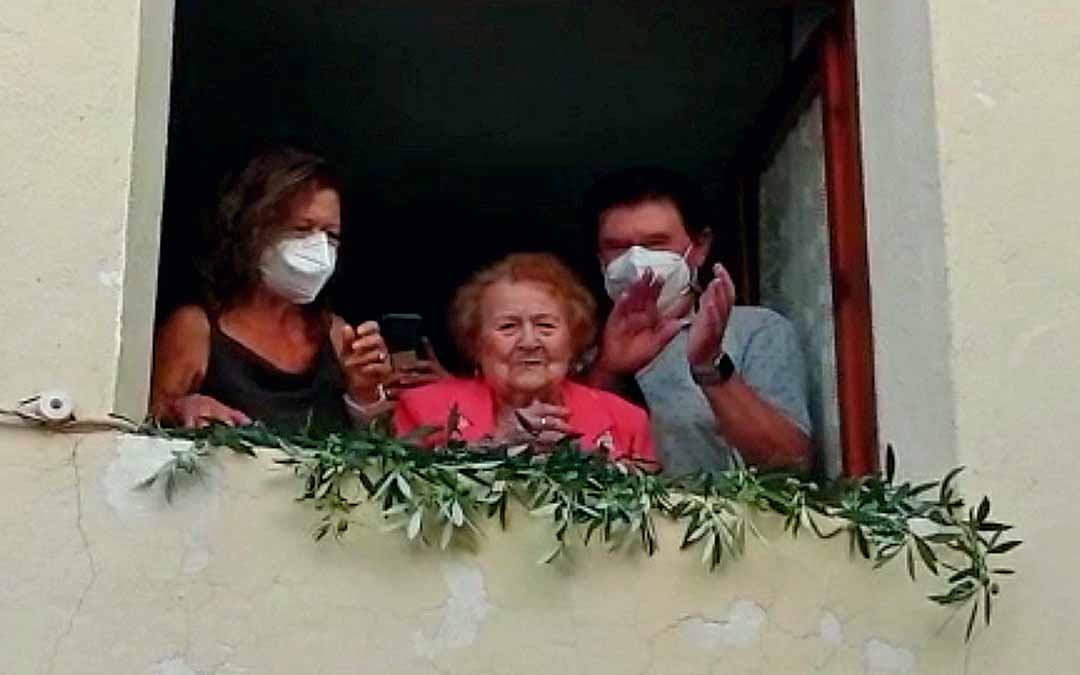 Alicia Esteve saludó desde el balcón de su casa a todos los que quisieron felicitarla por su 100 cumpleaños.