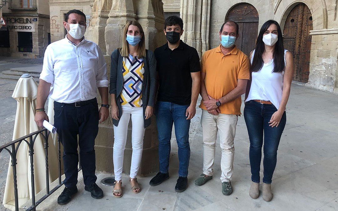 Los cinco concejales del PP de Alcañiz, este miércoles en rueda de prensa / L. Castel