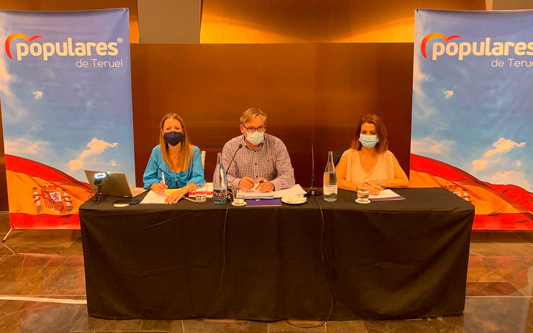 El líder de los populares turolenses, Joaquín Juste, junto a Yolanda Sevilla y Emma Buj / PP