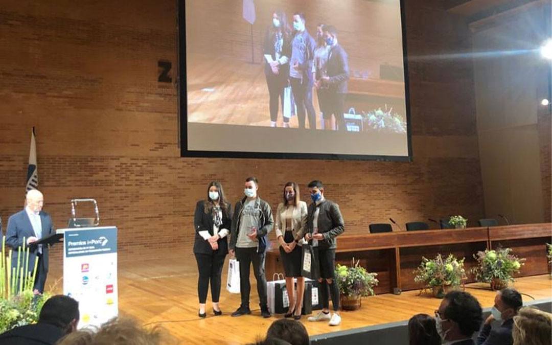 Raúl Gálvez y Pau Fontanet recogiendo el premio / IES Mar de Aragón
