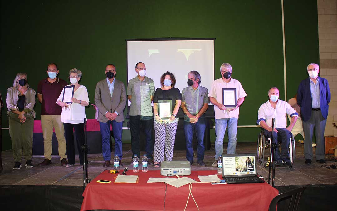 Foto de familia de premiados y autoridades / L.C.
